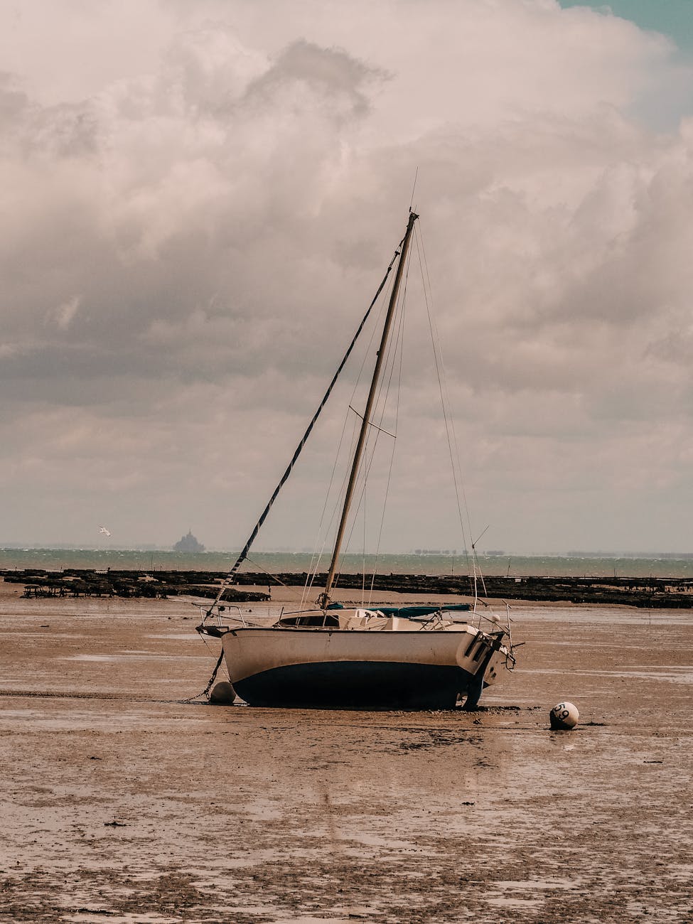 Bateau échoué à marée basse sur le littoral du nord de la France
