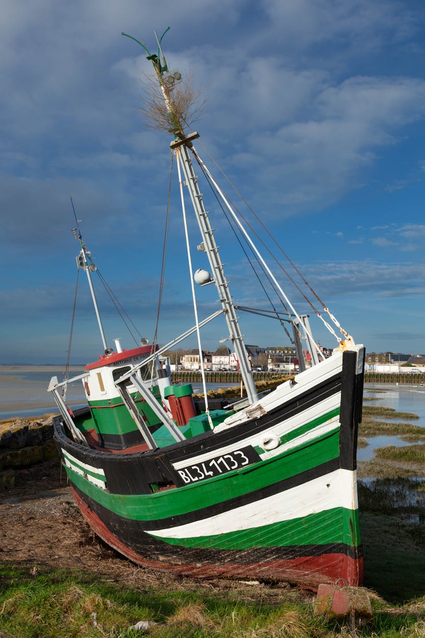 Bateau de pêche en bois coloré au Crotoy