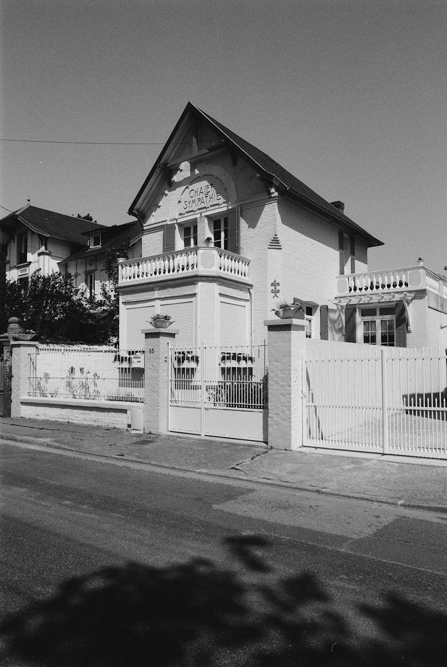 Villa française traditionnelle en noir et blanc au Crotoy, Hauts-de-France
