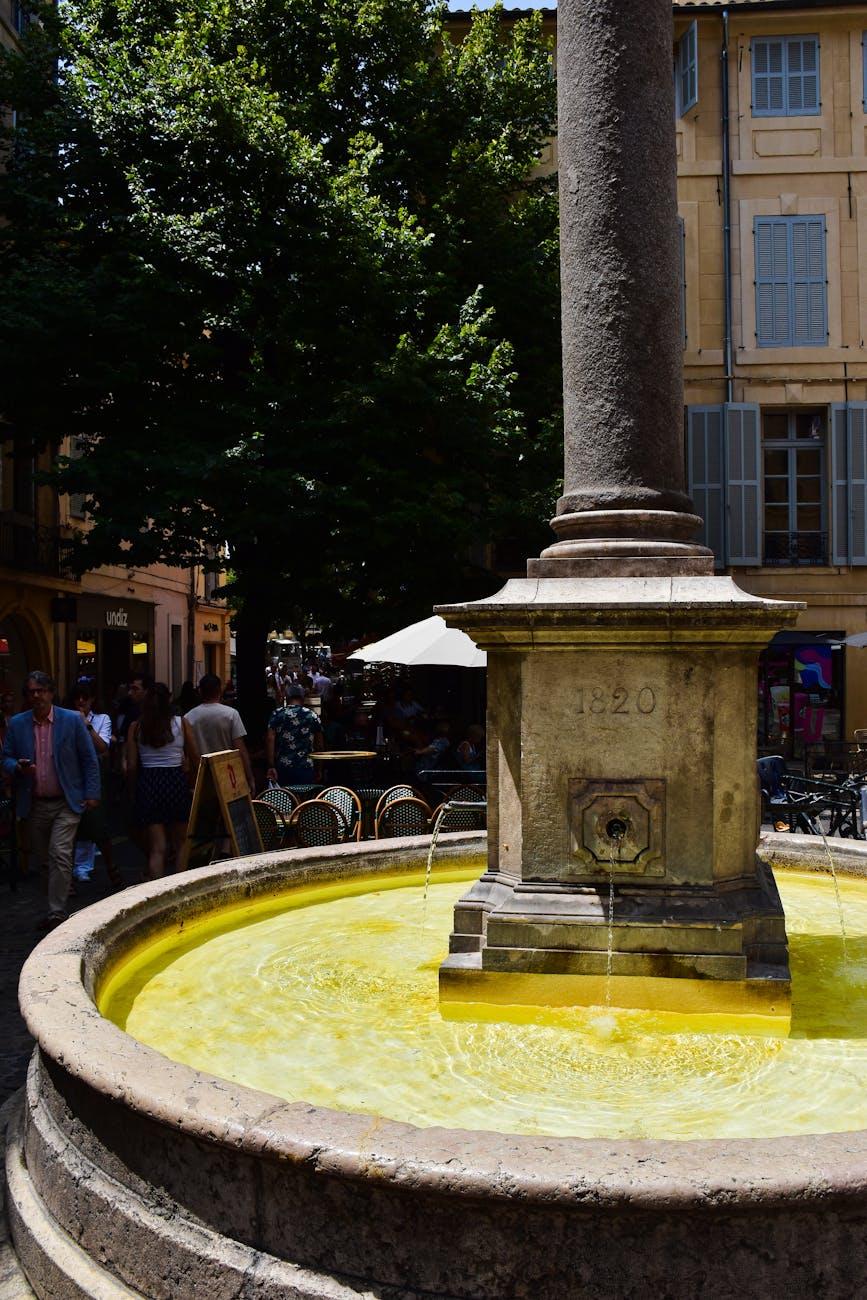 Fontaine en pierre sur une place ensoleillée d'Aix-en-Provence