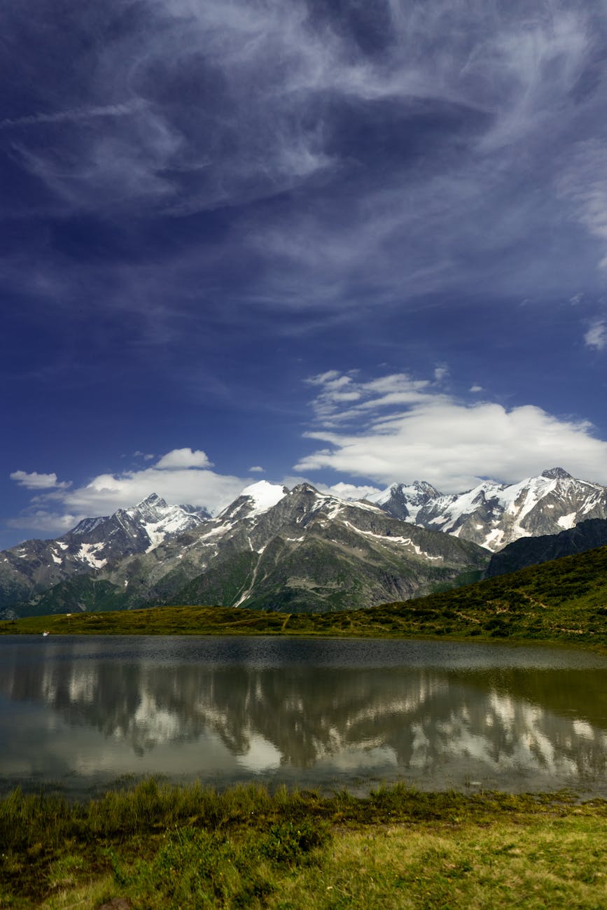 Montagnes enneigées reflétées dans un lac à Hauteluce, Savoie
