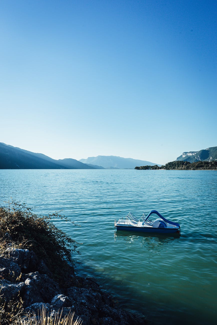 Pédalo sur le Lac du Bourget en Savoie