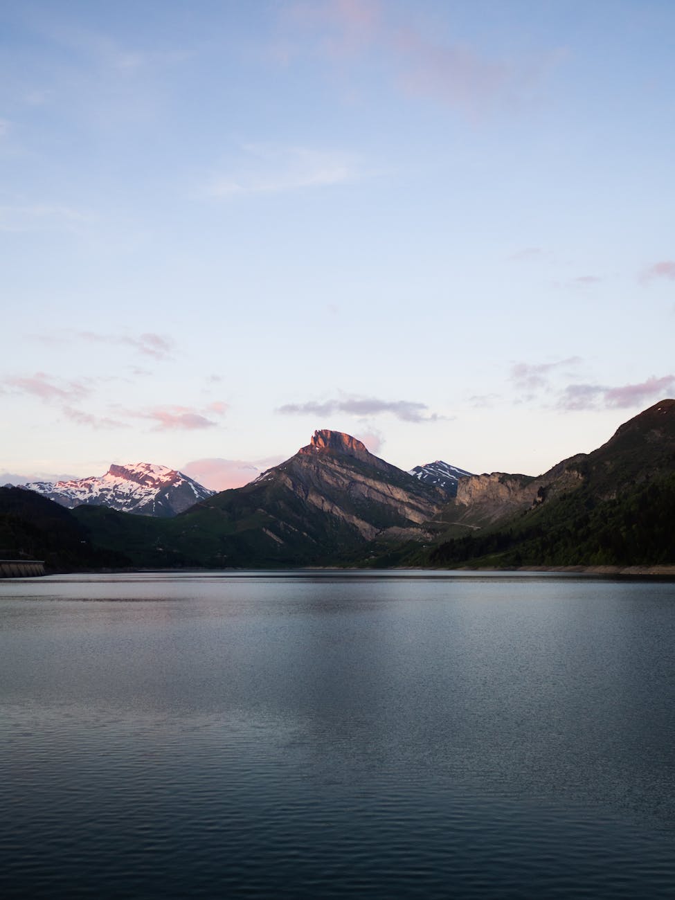 Lever de soleil sur un lac alpin entouré de montagnes