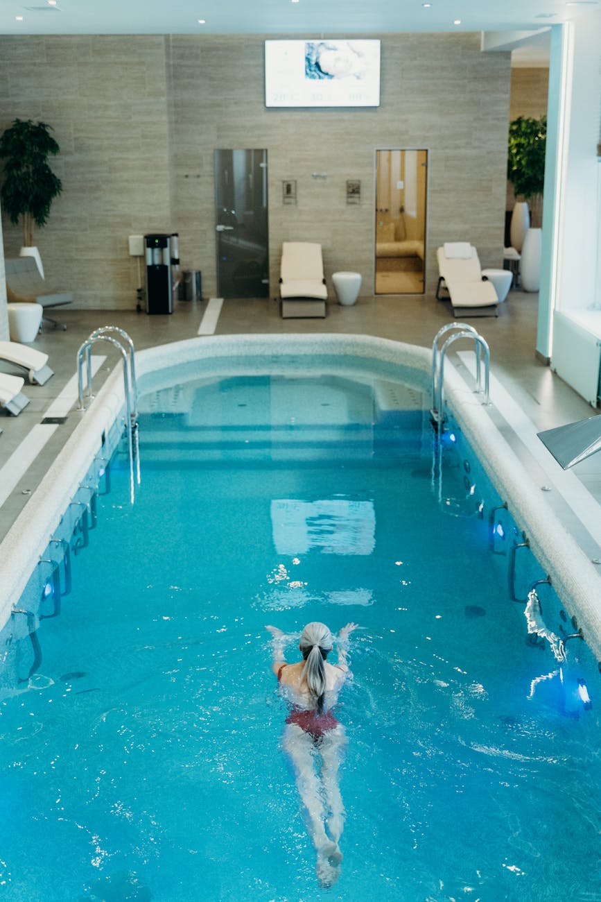 Piscine intérieure de spa wellness