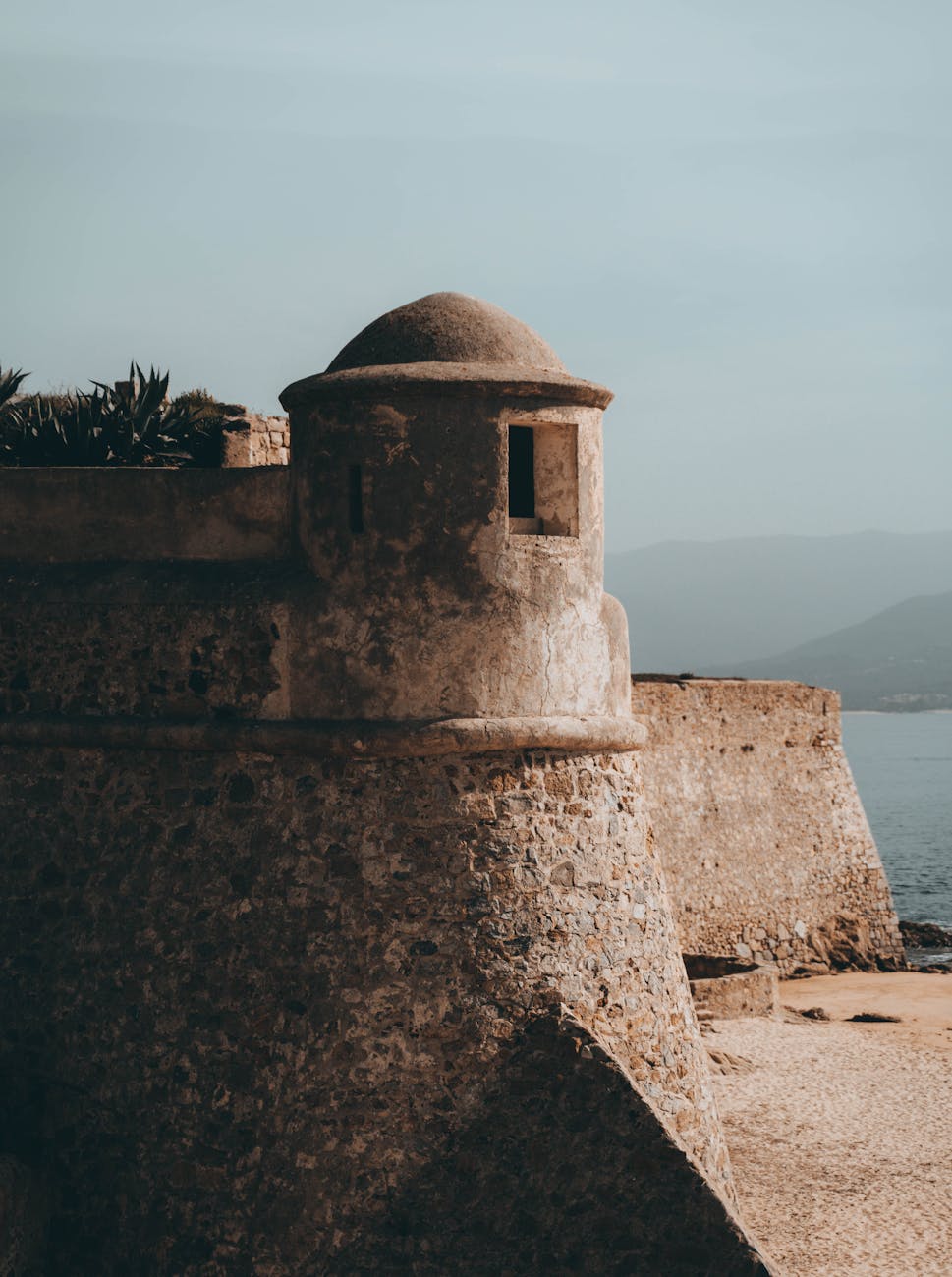 Citadelle historique d'Ajaccio face à la mer et aux montagnes