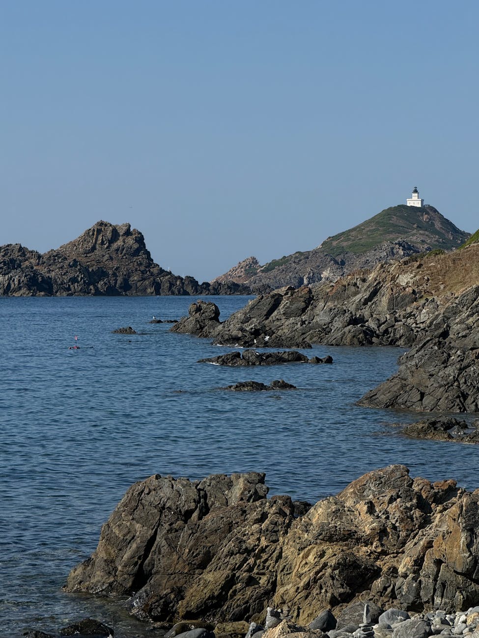 Côte rocheuse d'Ajaccio avec phare en Corse-du-Sud