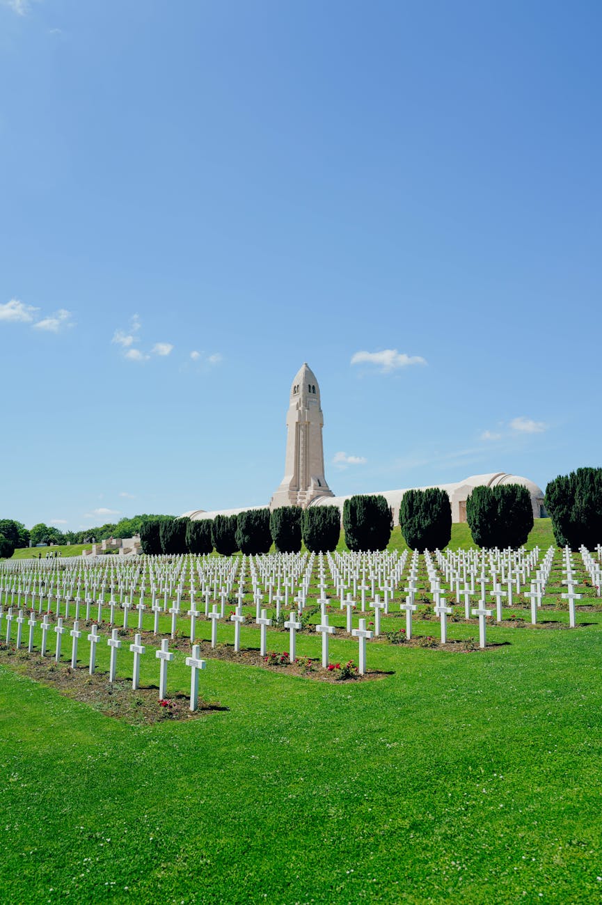 Rangées de croix dans un cimetière militaire avec une tour-mémorial