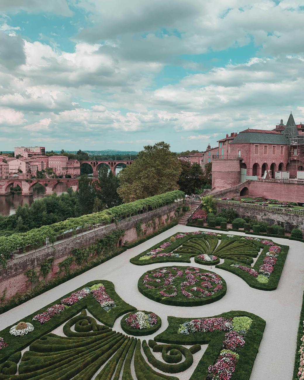 Vue aérienne des jardins et de l'architecture historique d'Albi