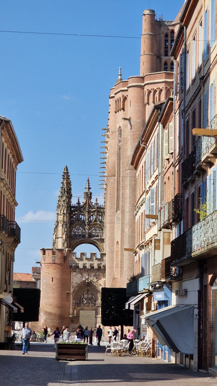 Cathédrale Sainte-Cécile d'Albi vue depuis une rue du centre
