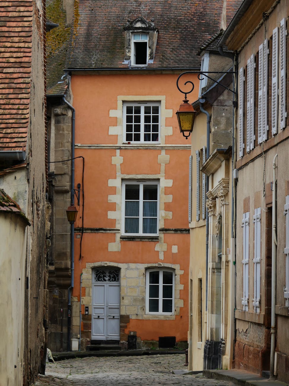 Architecture classique française dans une rue étroite à Moulins