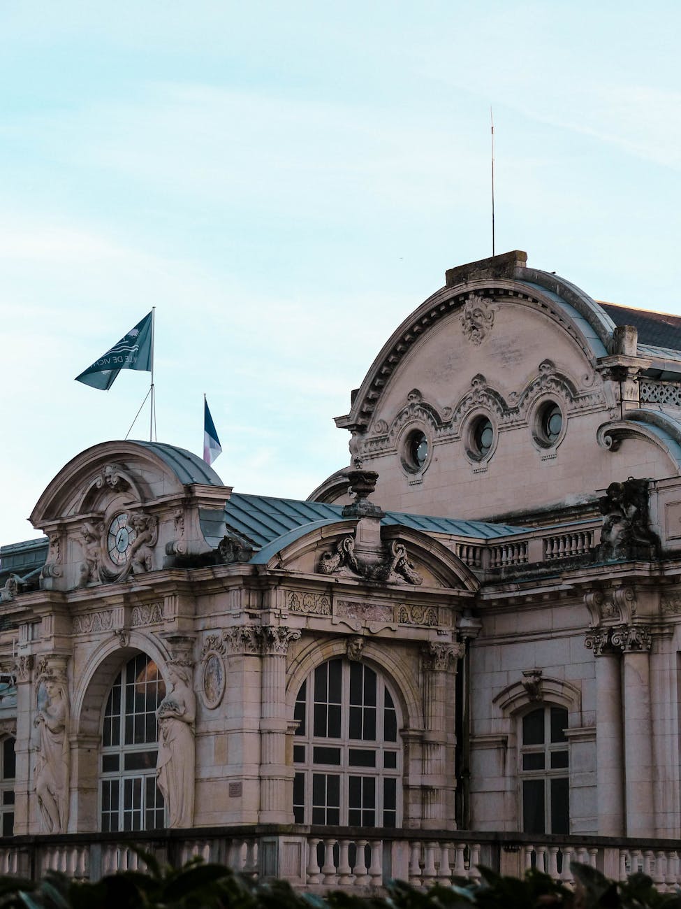 Façade ornée d'un bâtiment historique à Vichy