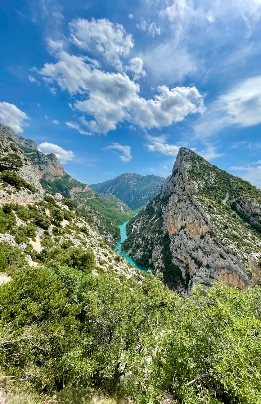 Vue plongeante sur les eaux turquoise des gorges du Verdon