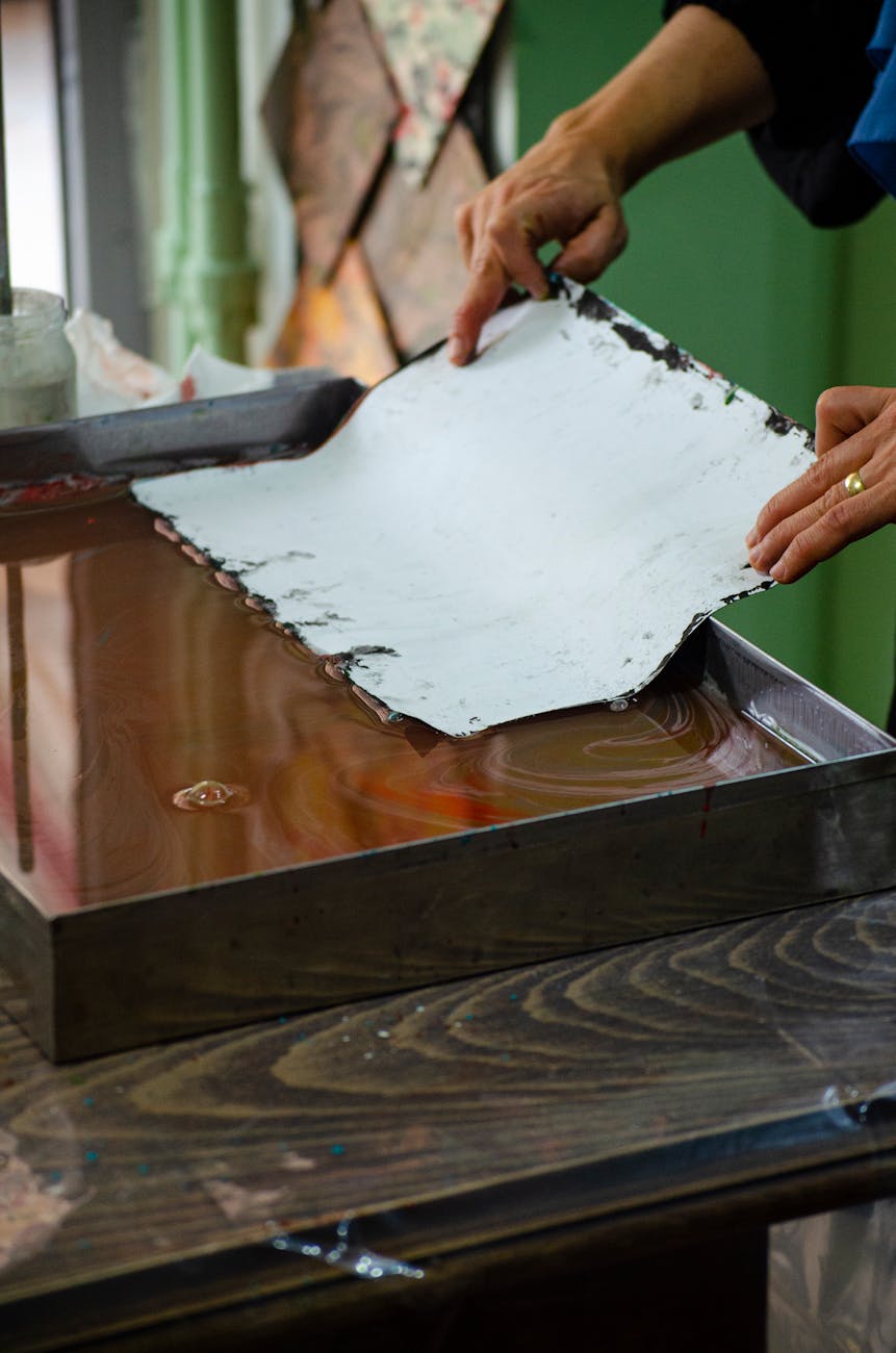 Mains d'artisan fabriquant du papier chiffon à la cuve