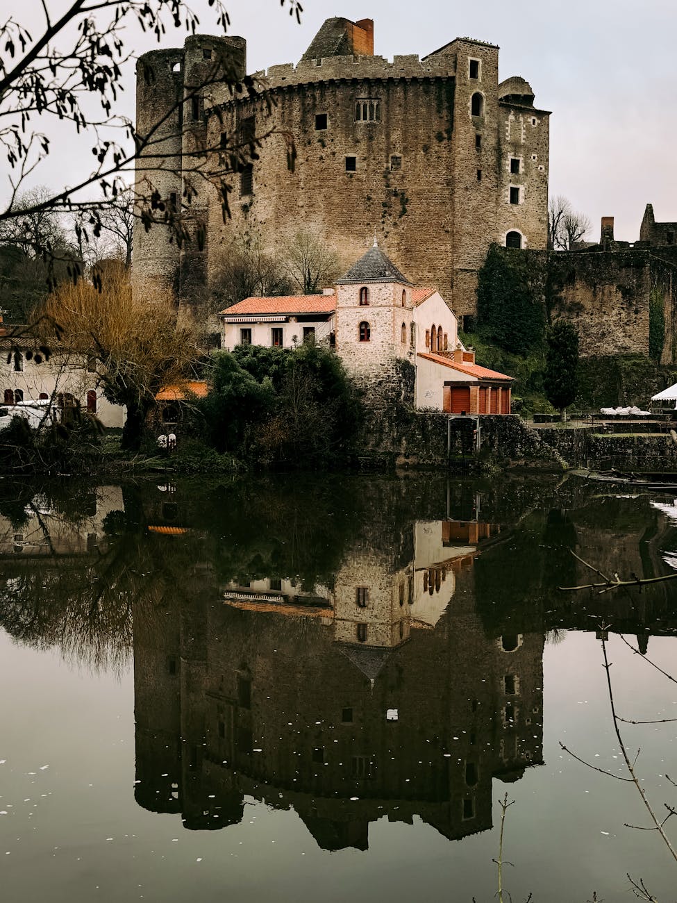 Château de Clisson reflété dans la rivière en Loire-Atlantique