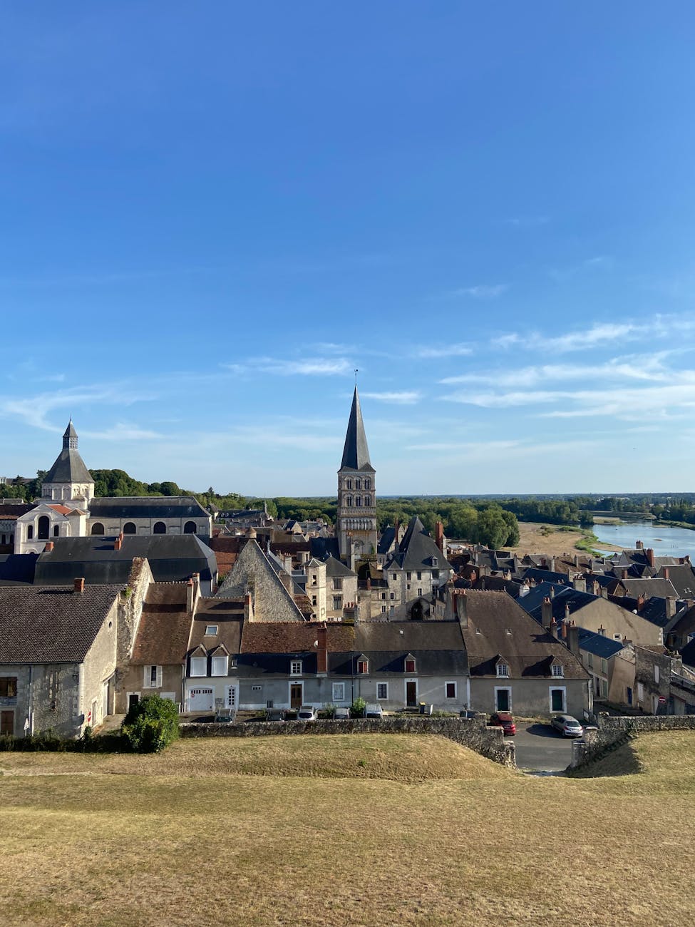 Village ligérien avec église et toits sous ciel bleu