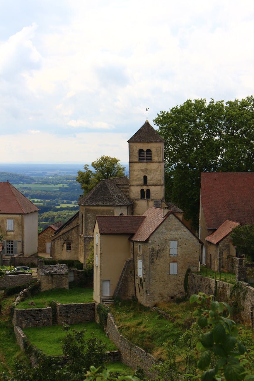 Église d'un village français au milieu de la campagne