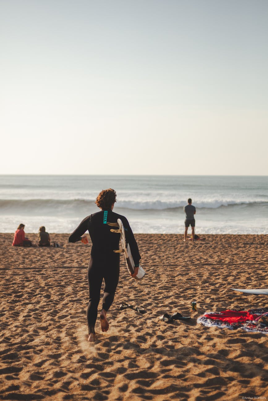 Surfeur en combinaison sur la plage d'Anglet, France