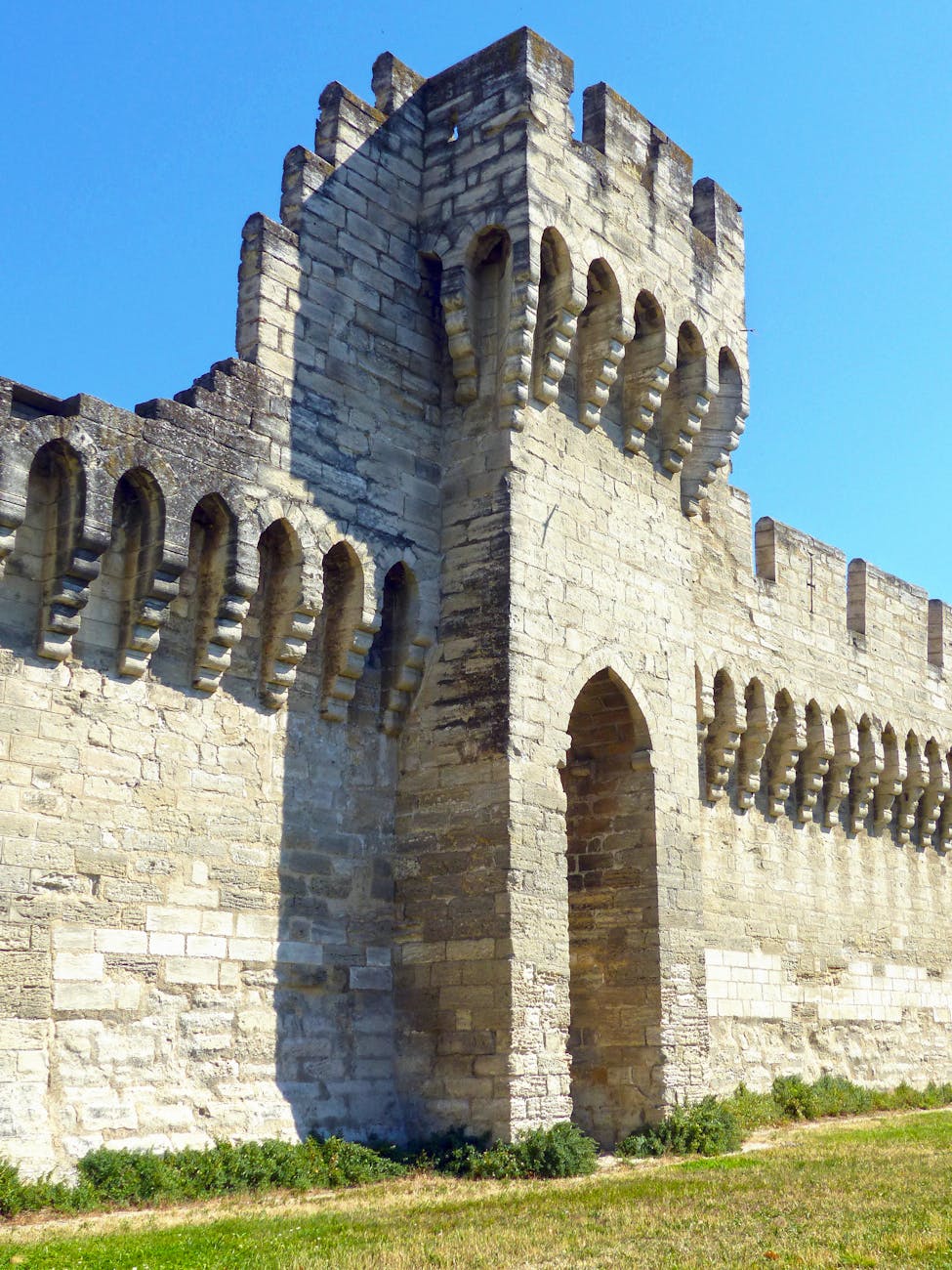 Mur de forteresse médiéval en pierre avec ciel clair