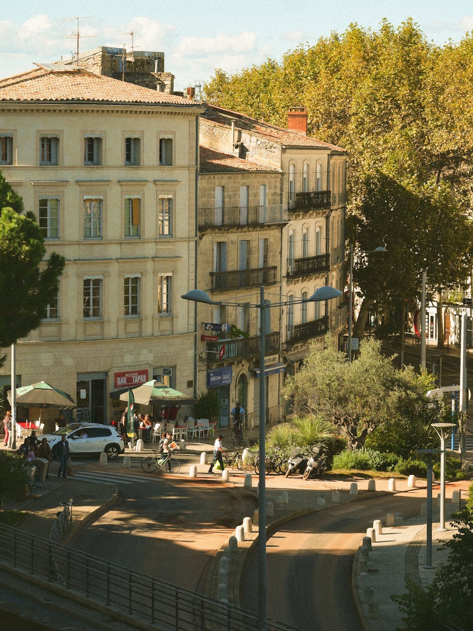 Rue européenne ensoleillée avec cafés et architecture historique