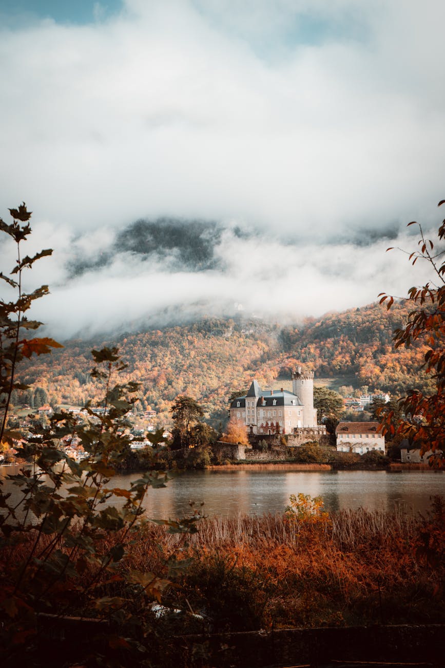 Château d'Annecy entouré du feuillage automnal