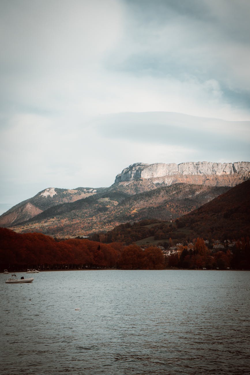 Lac d'Annecy en automne avec les Alpes en arrière-plan