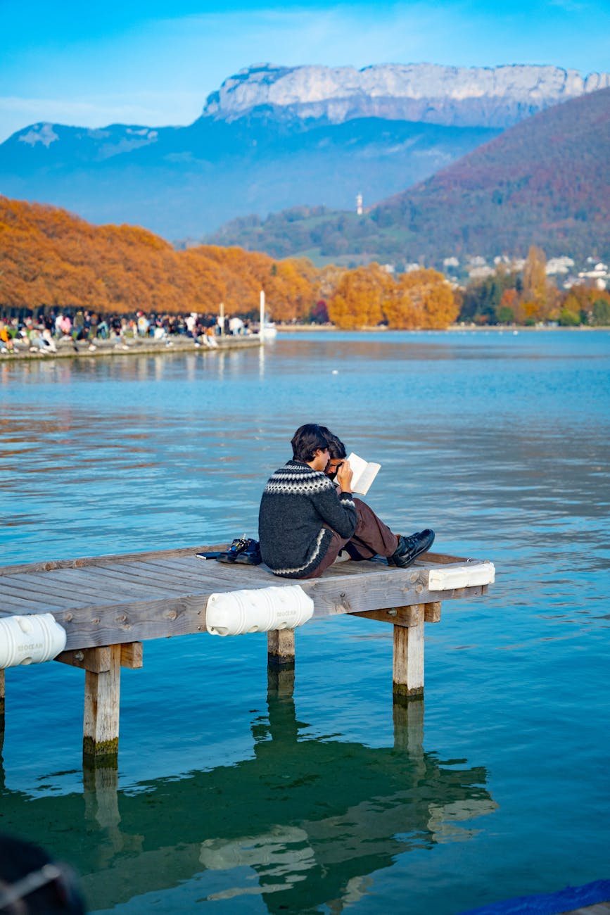 Ponton en bois sur le lac d'Annecy