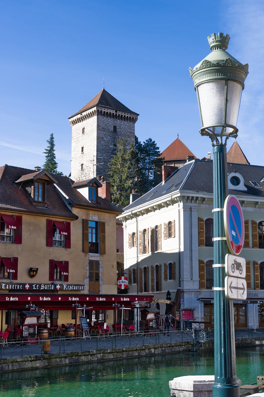 Vieille ville d'Annecy avec ses canaux et le château