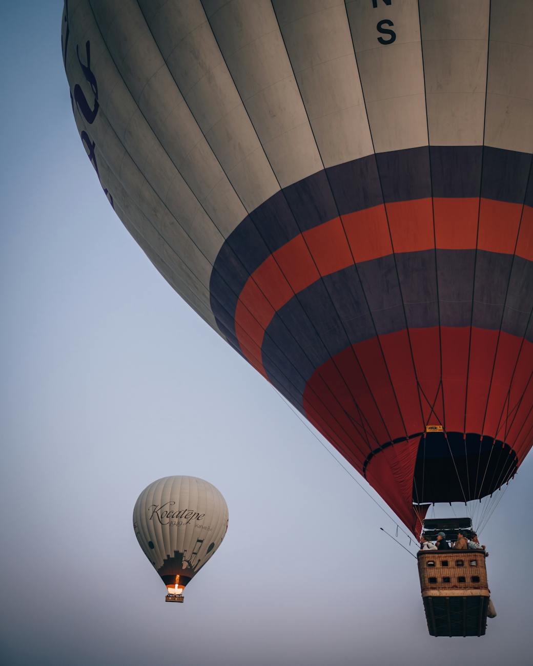 Montgolfières colorées flottant dans le ciel à l'aube