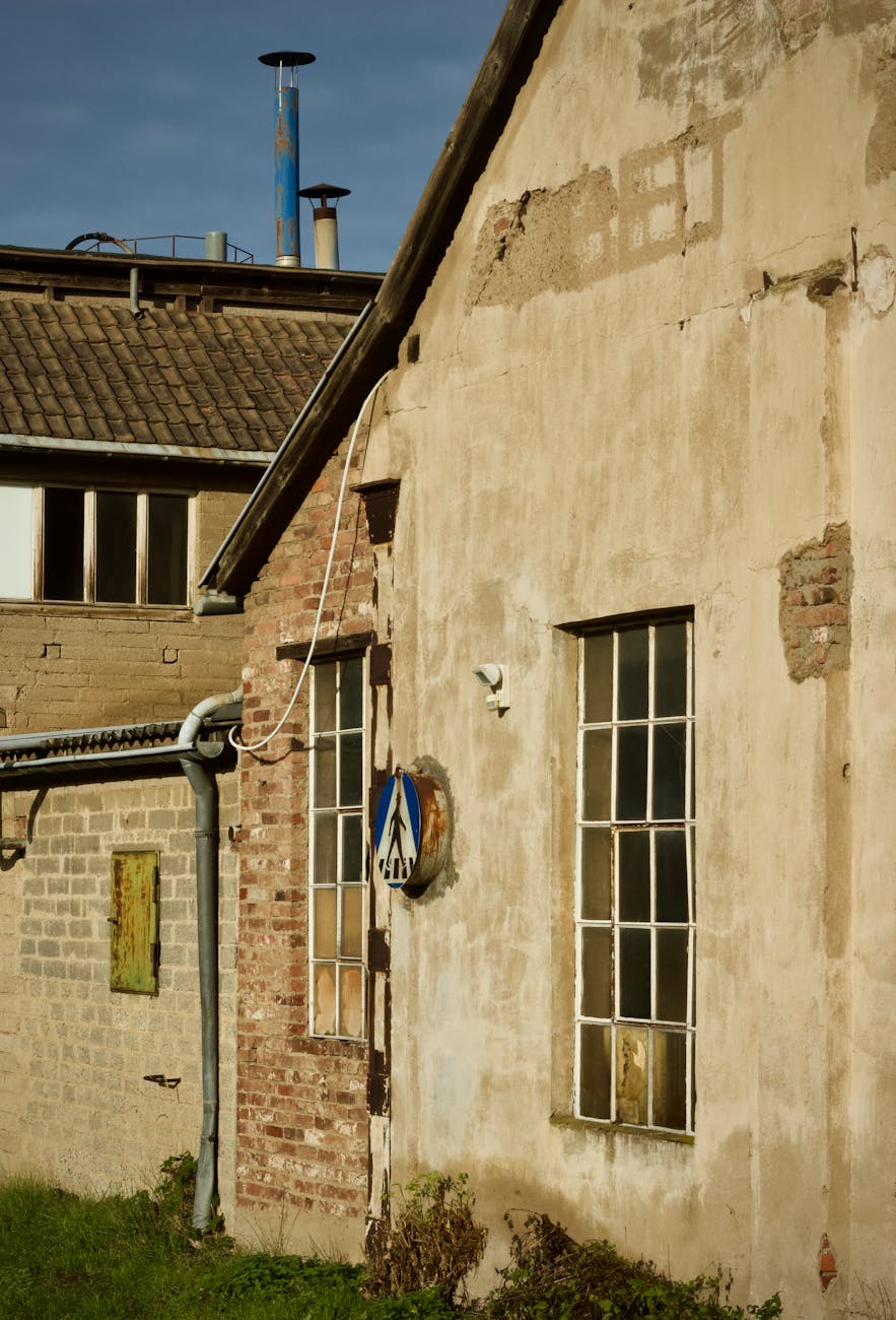 Façade d'usine industrielle ancienne avec textures patinées