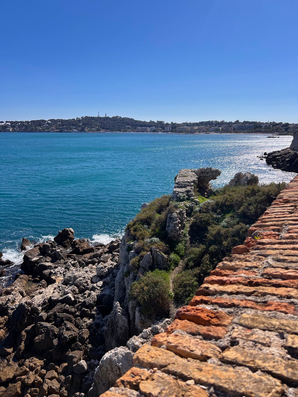 Vue côtière de la Riviera française depuis Antibes avec eau bleue claire
