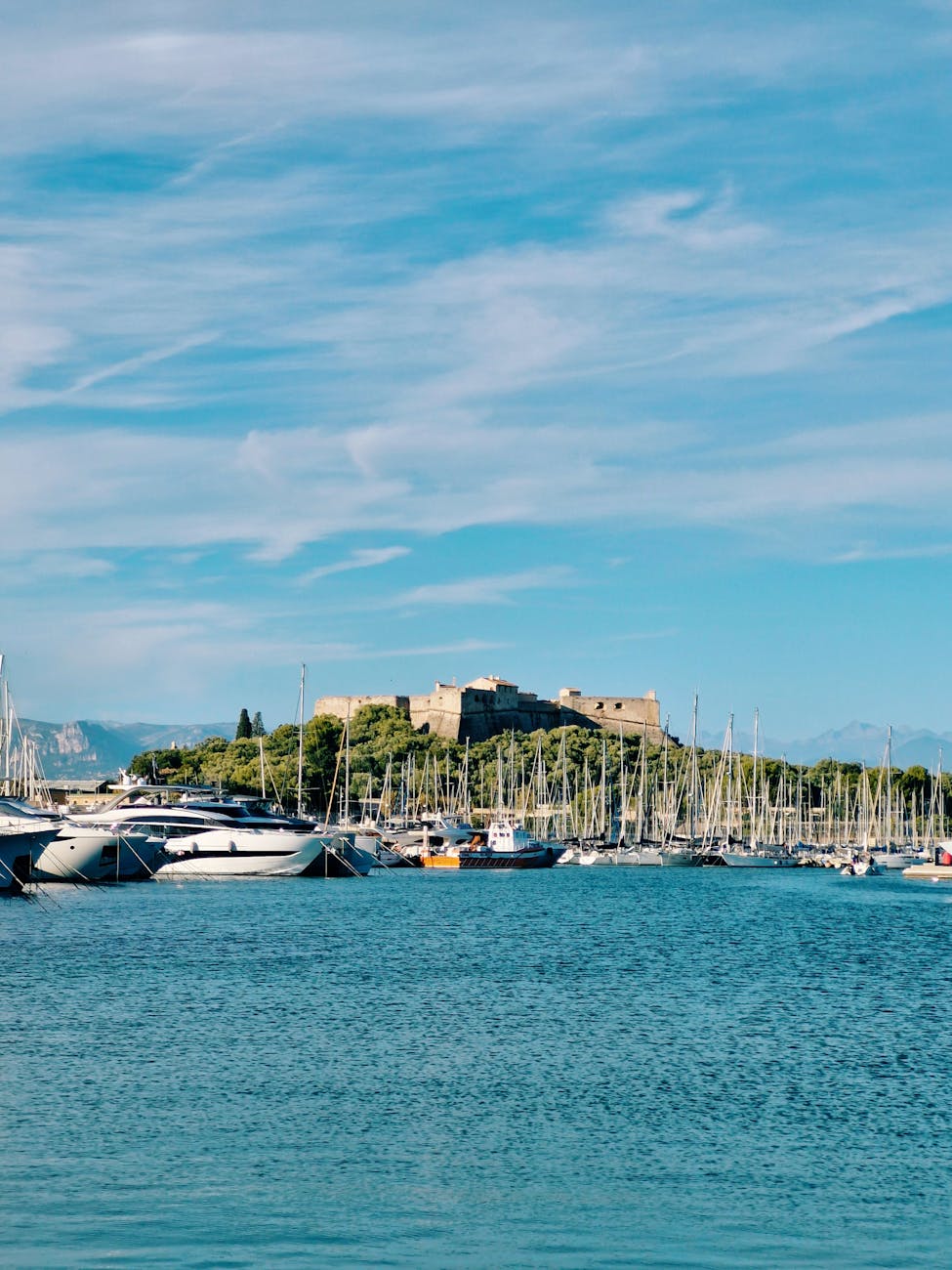 Yachts au port d'Antibes avec le Fort Carré historique en arrière-plan