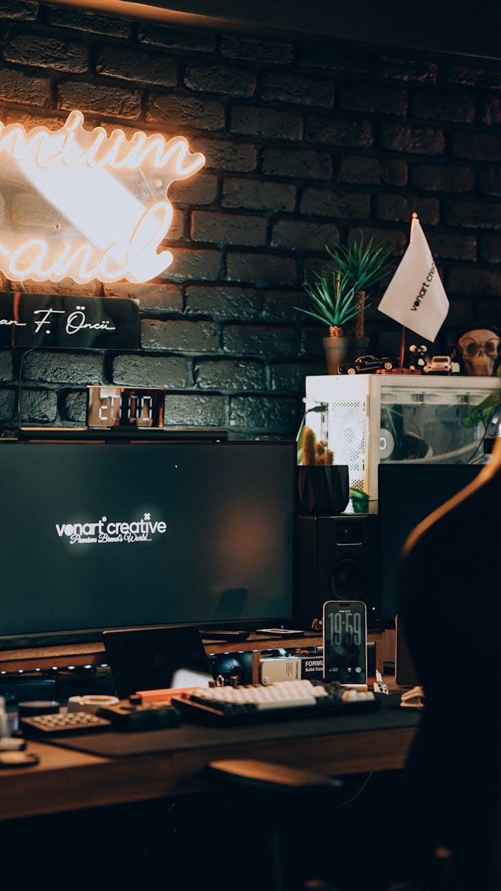 Bureau tech moderne avec ordinateurs et éclairage néon