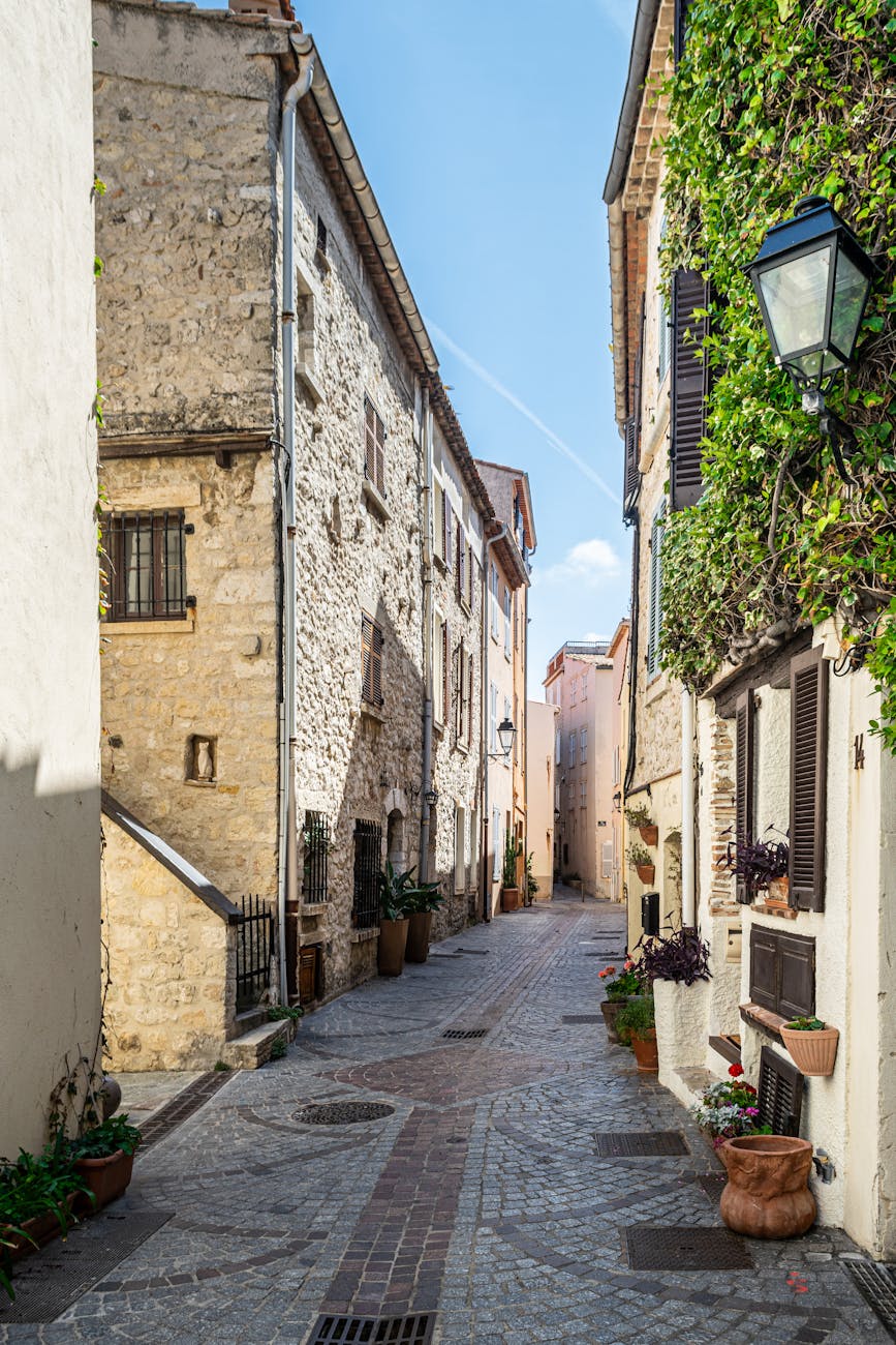 Ruelle pavée de la vieille ville d'Antibes avec architecture historique