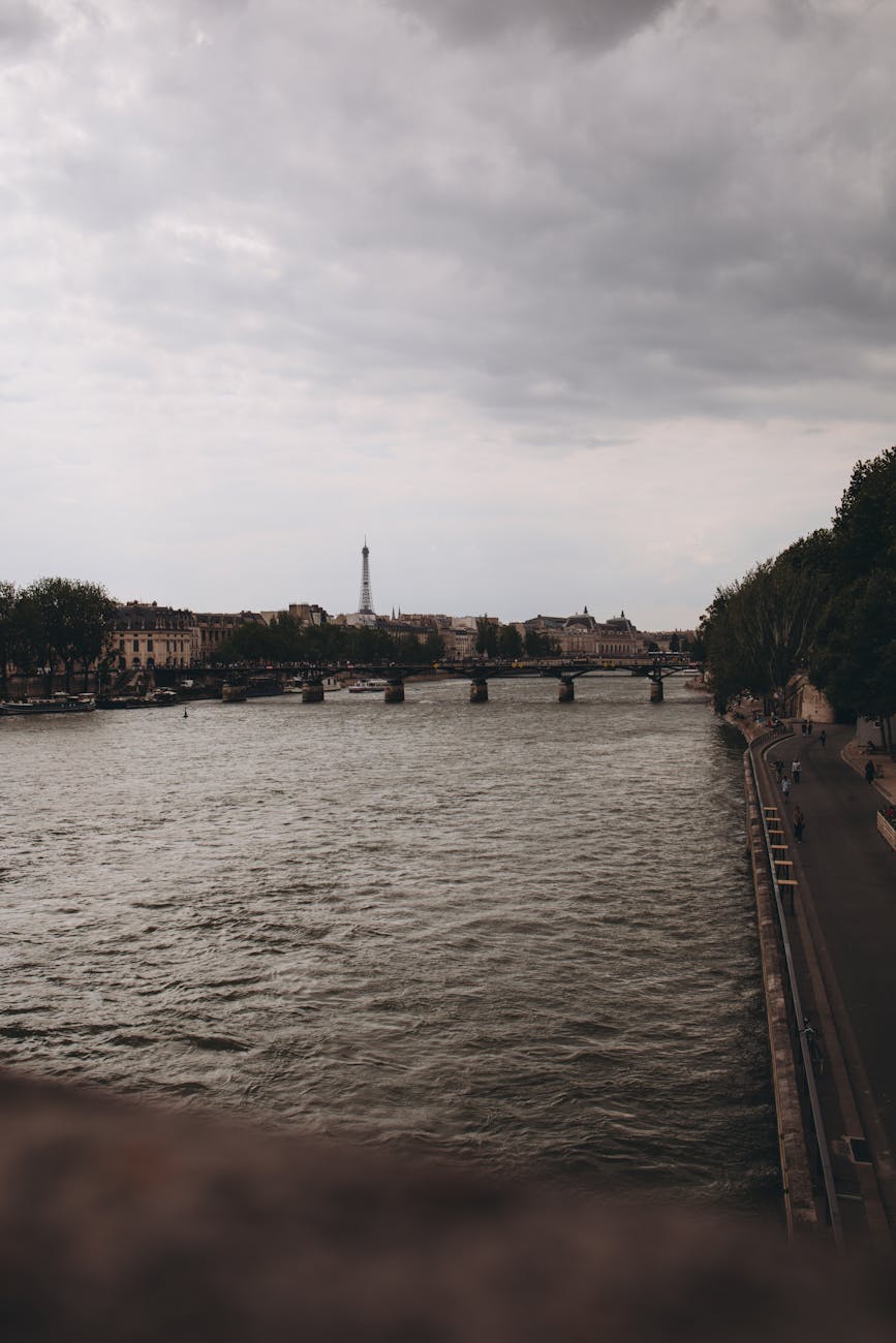 Tour Eiffel vue depuis un pont sur la Seine