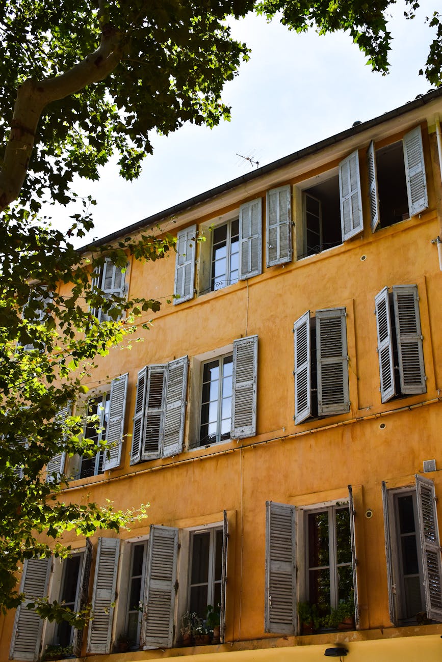 Maisons de pierre nichées dans la verdure provençale