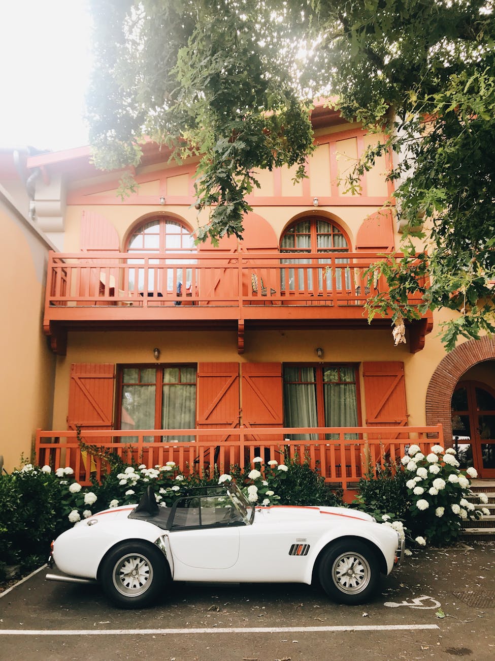Cabriolet blanc devant une villa colorée à Arcachon