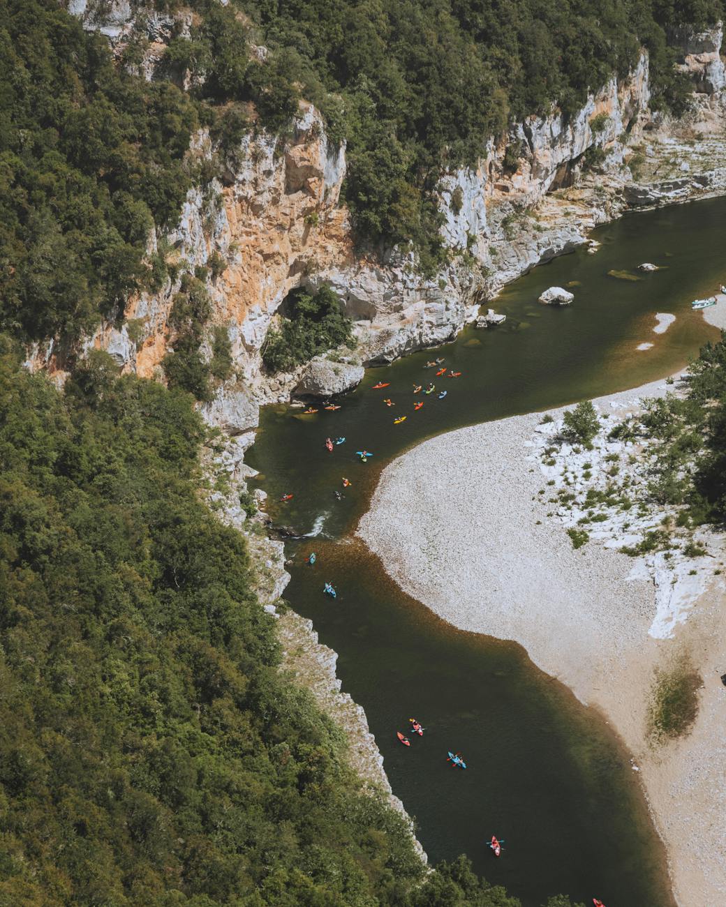 Vue aérienne des Gorges de l'Ardèche avec canoës sur la rivière