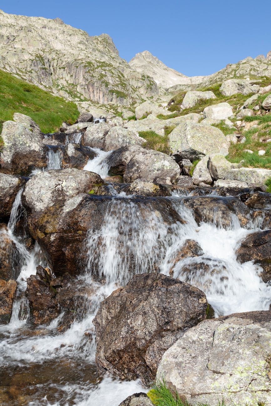 Cascade dévalant un terrain rocheux à Cauterets
