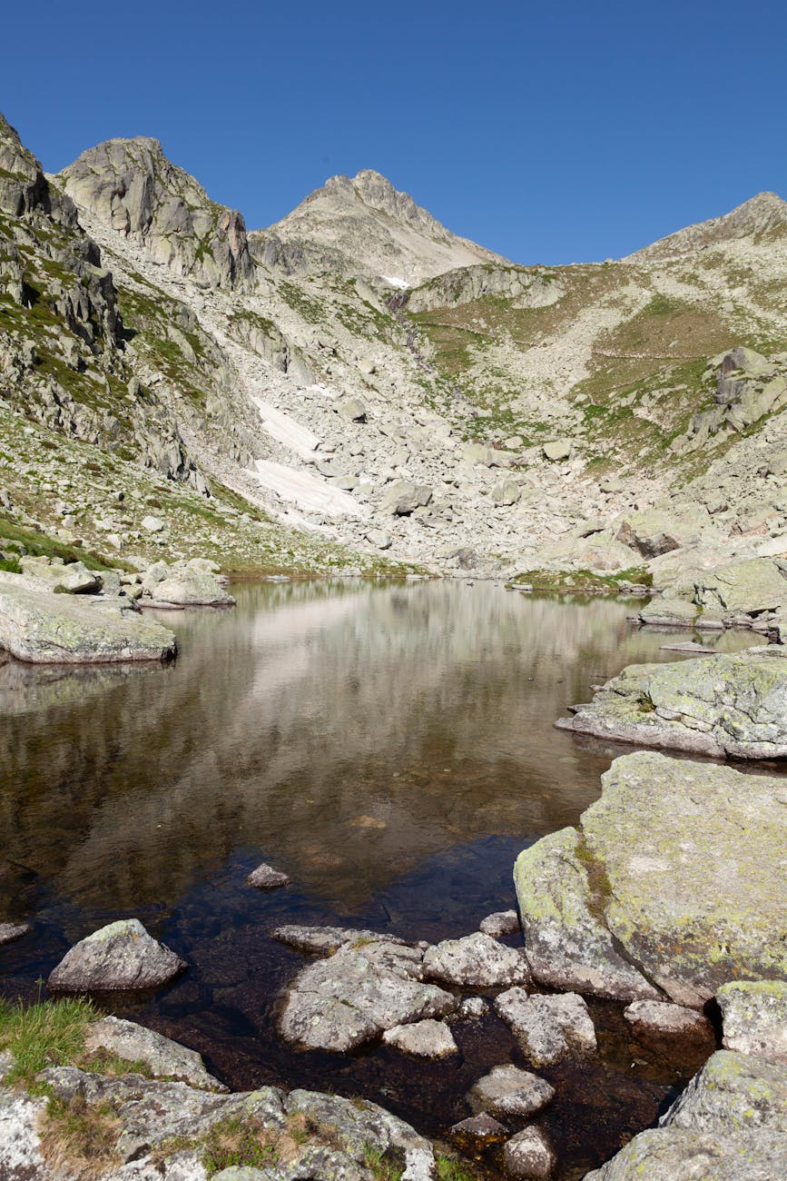 Lac alpin entouré de montagnes rocheuses à Cauterets
