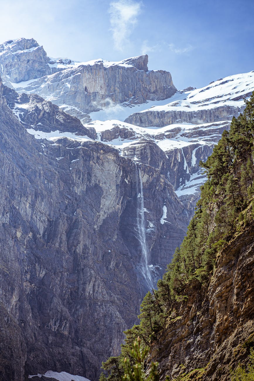 Montagnes enneigées à Gavarnie-Gèdre