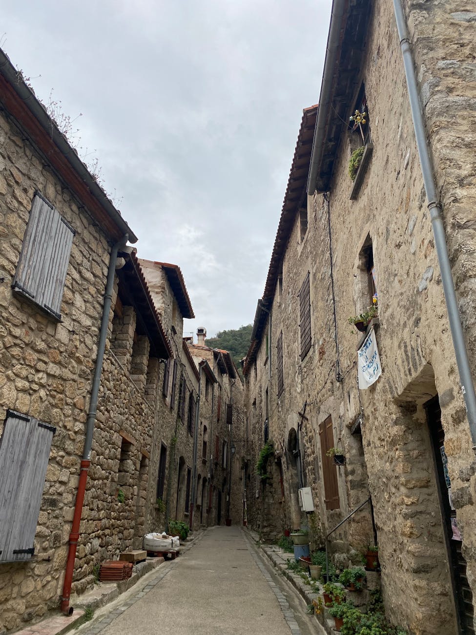 Ruelle médiévale en pierre de village pyrénéen
