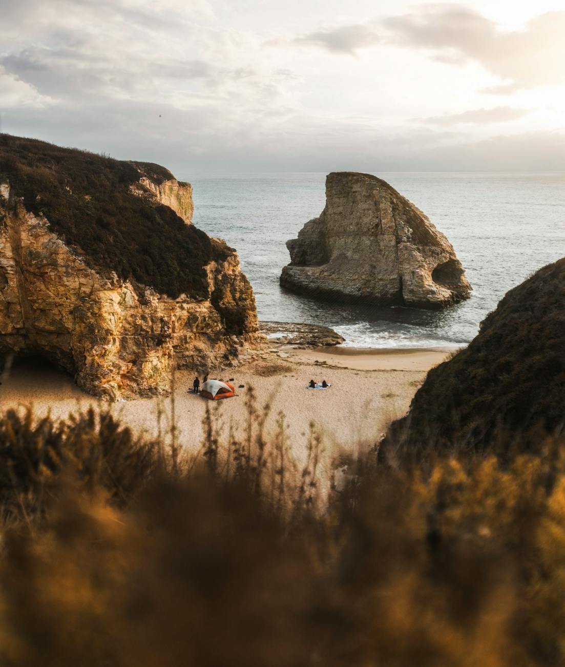 Tentes installées sur le littoral en bord de mer