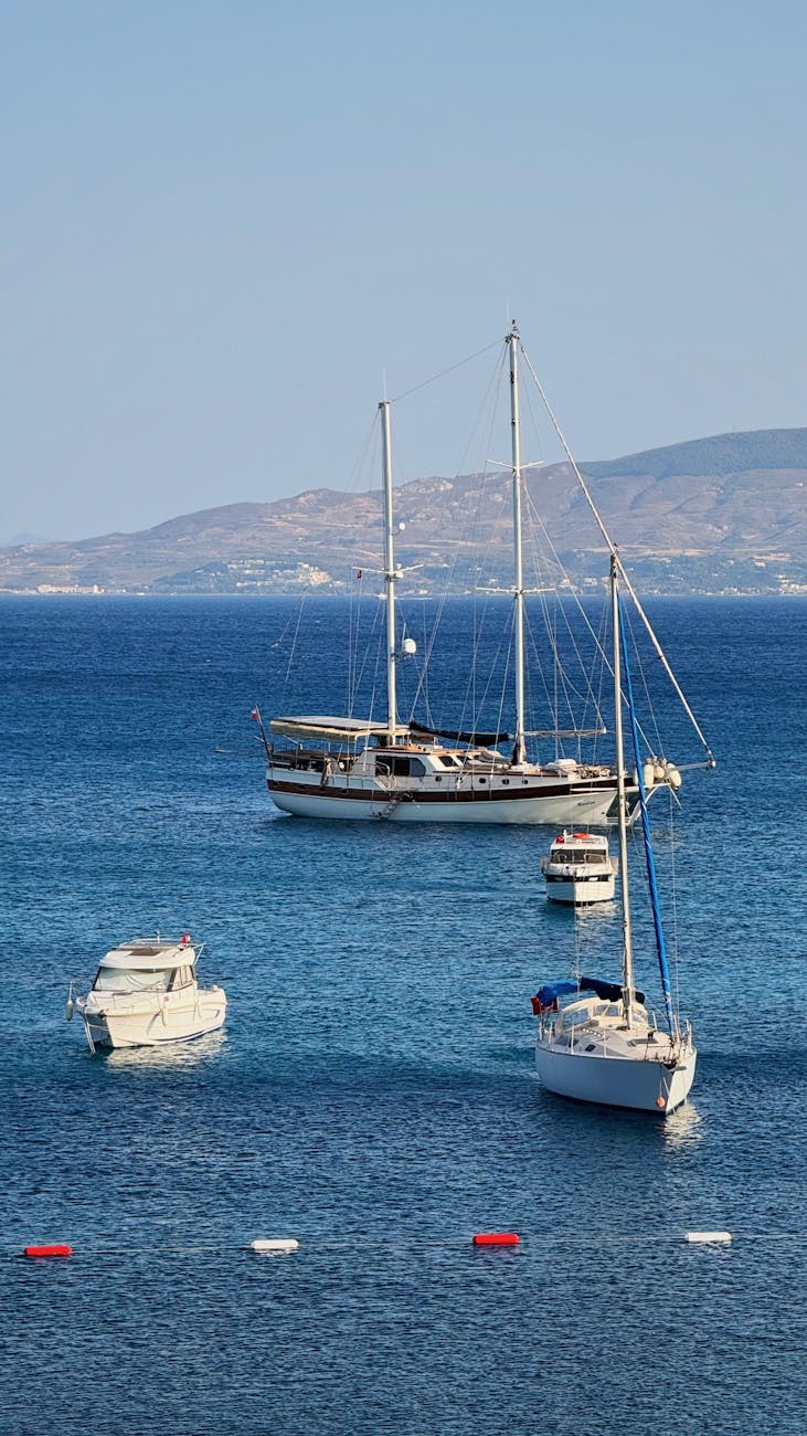Voiliers ancrés en Méditerranée