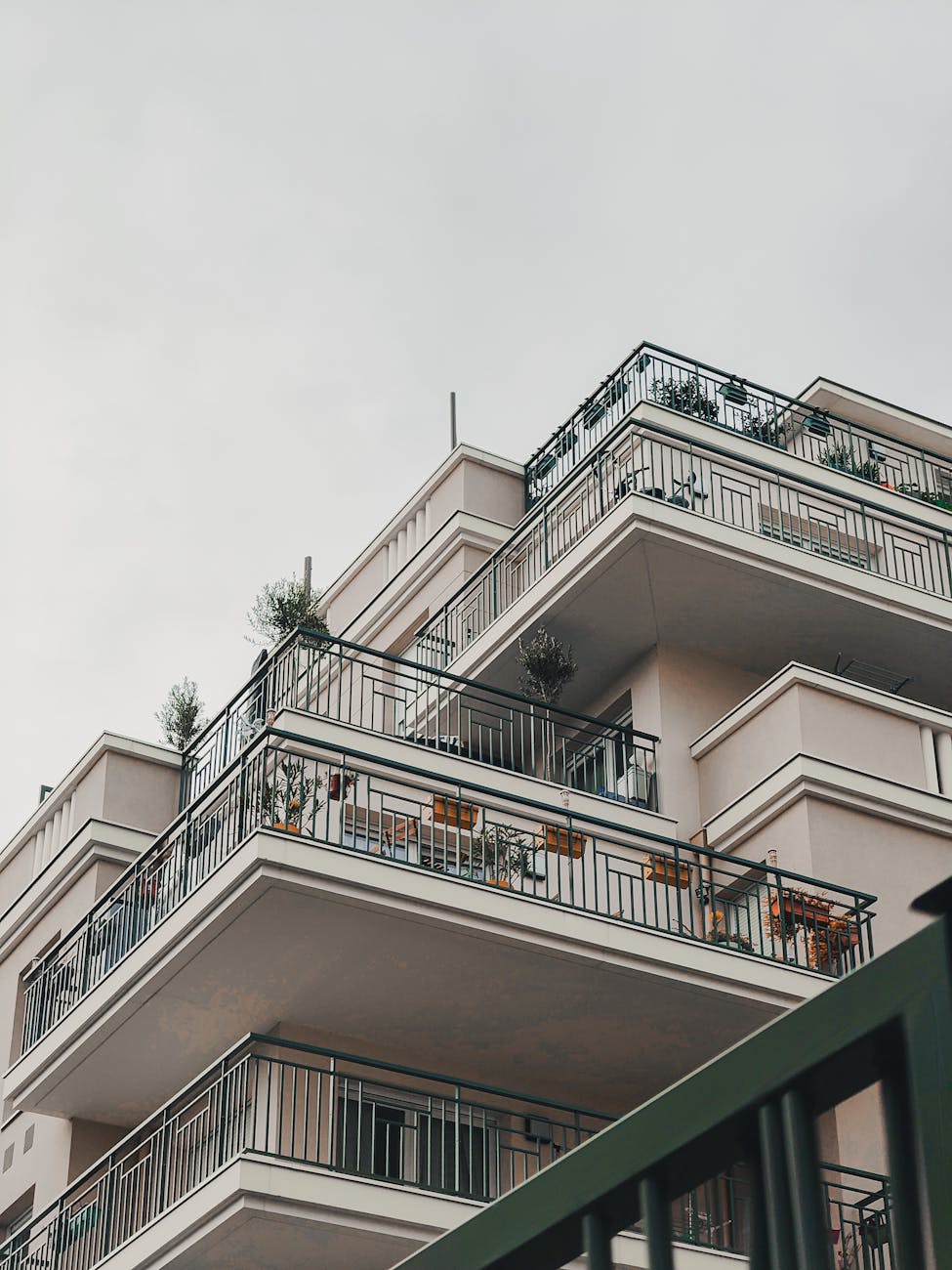 Immeuble parisien moderne avec balcons