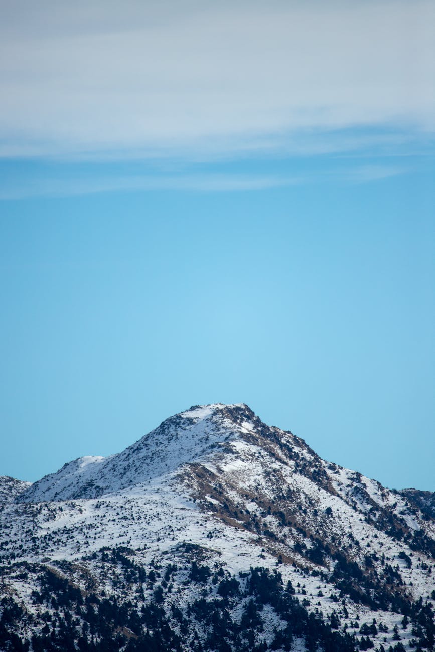 Sommets enneigés des Pyrénées andorranes sous un ciel bleu