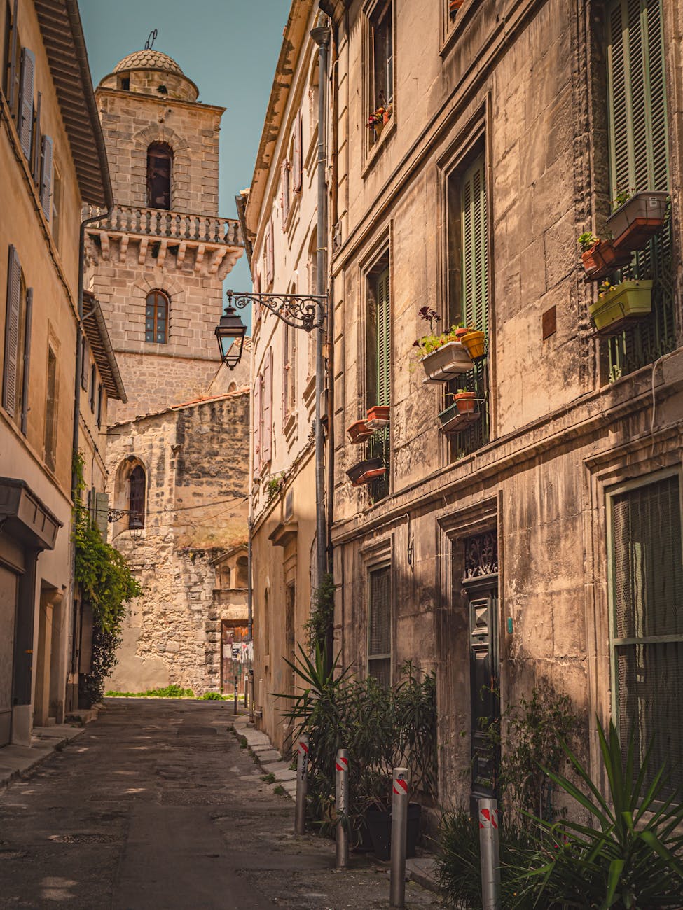 Ruelle pavée du centre historique d'Arles