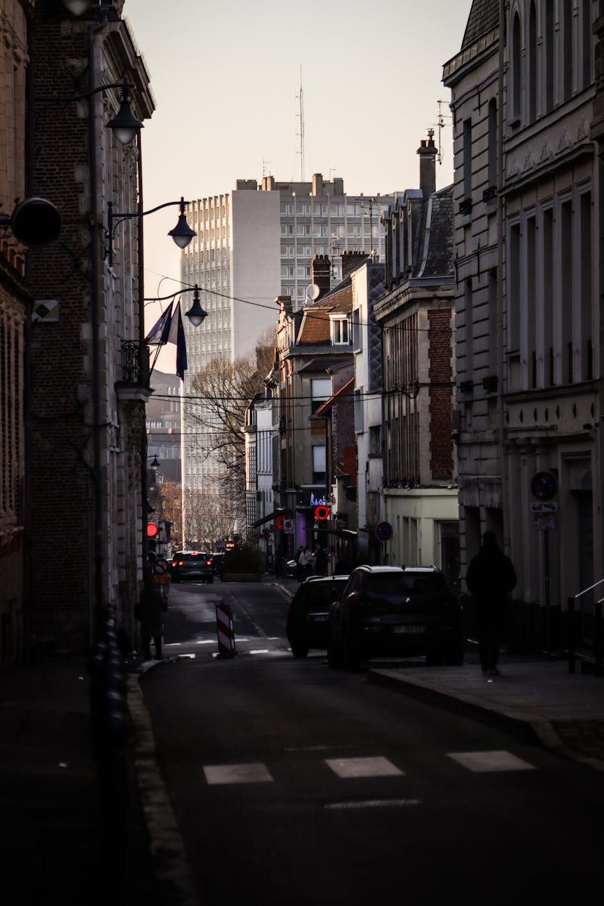 Rue d'Arras au crépuscule, façades flamandes