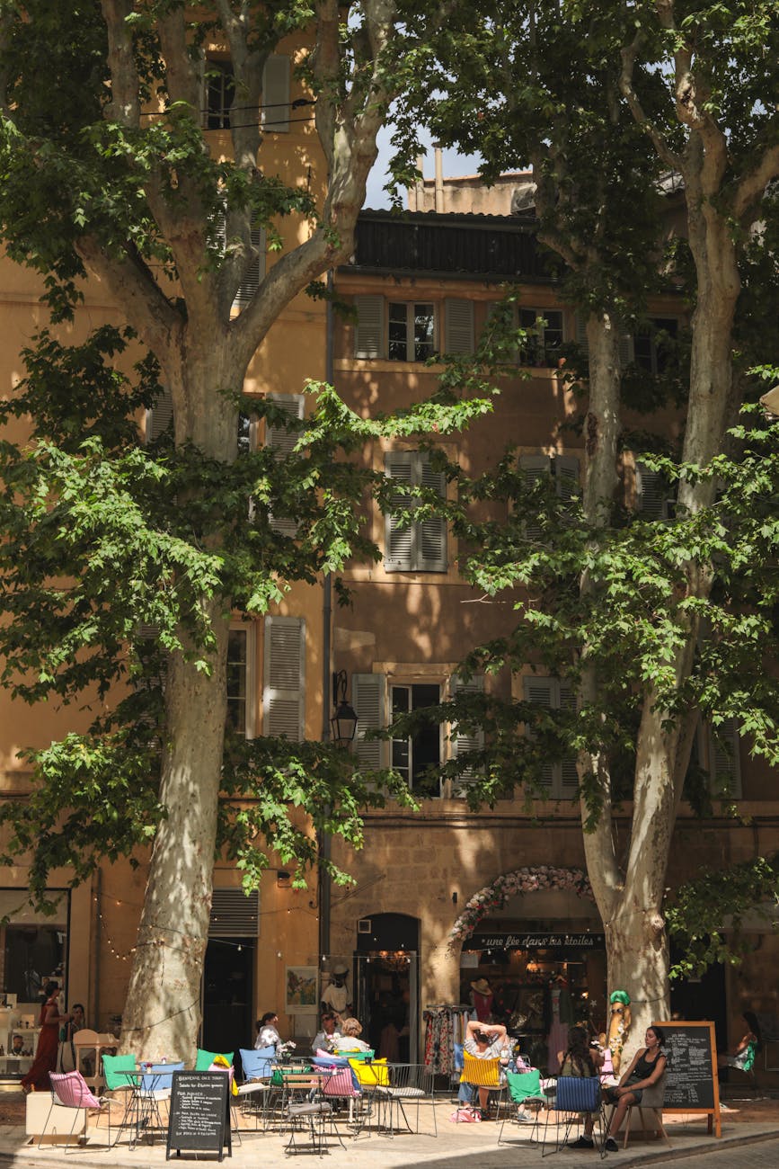 Café de centre-ville en terrasse sous le soleil dans le sud de la France