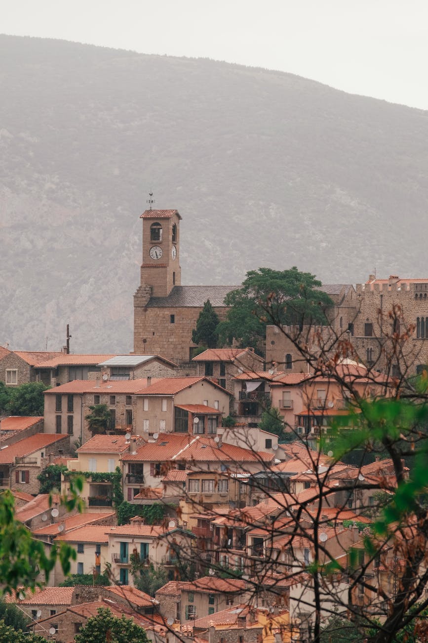 Village ardéchois perché avec église historique et collines