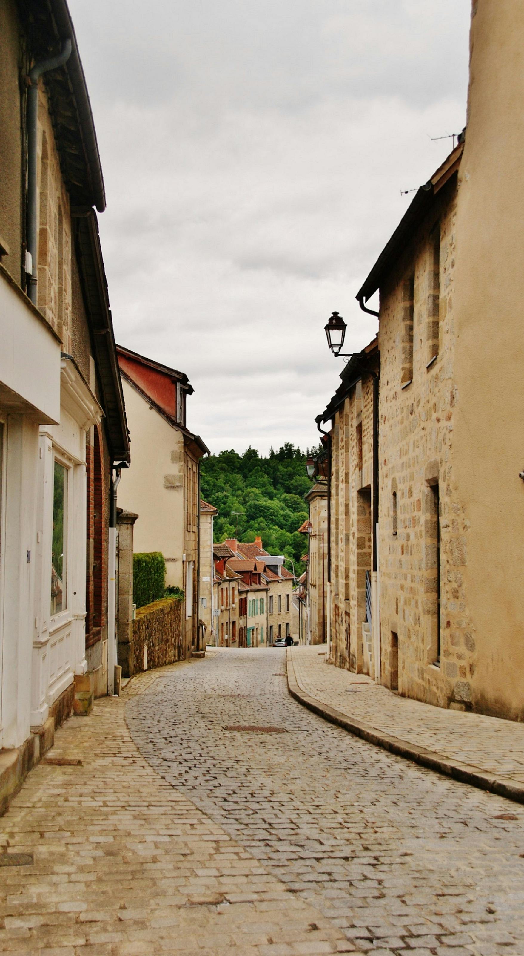 Rue pavée à Felletin, Nouvelle-Aquitaine